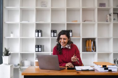 İş kadını, pazarlama planını analiz etmek için dokümanlardaki verileri okudu. Çevrimiçi uzaktan veya webinar.