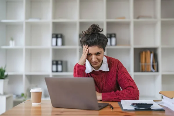 Gestresste Geschäftsfrau Die Von Hause Aus Laptop Arbeitet Wirkt Besorgt — Stockfoto