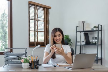 İletişim, bağlantı ve daktilo için telefonu olan bir iş kadını gülümseyerek, mutlu ve rahatlarken. Girişimci, heyecanlı ve dizüstü bilgisayarla evde planlama yapıyor..