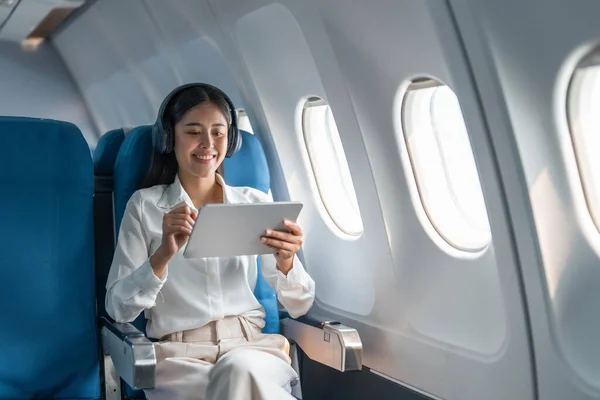 Young Asian Business Woman Female Passenger Wearing Wireless Headphone Working — Stock Photo, Image