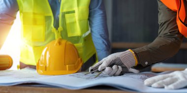 Mühendis ve mimarlardan oluşan proje ekibi yeni proje, iş inşaatı kavramları planlıyor..