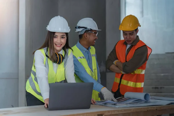 Jonge Vrouw Constructie Ingenieur Werken Met Laptop Een Bouwplaats — Stockfoto