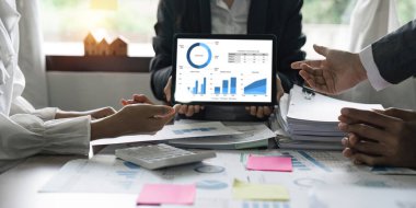 İş adamları iş stratejileri planlamak için veri analizi rakamları için toplanıyorlar. İş tartışması kavramı.