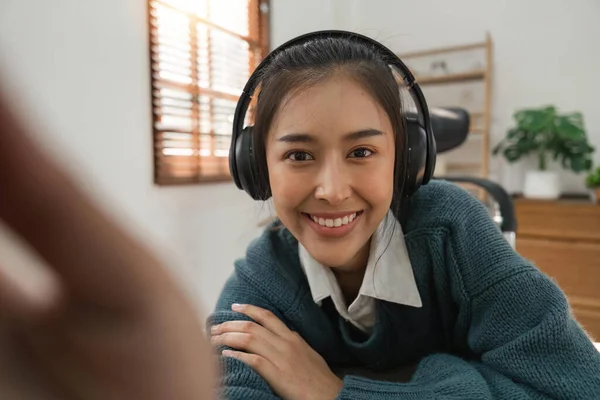 Mooie Aziatische Vrouw Met Een Koptelefoon Glimlachend Zwaaiend Naar Videocamera — Stockfoto