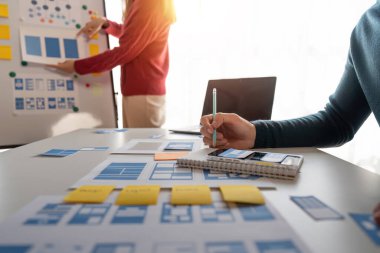 Mobil uygulama arayüzü kablo tasarımı konusunda modern ofisteki uu geliştiricisi ve ui tasarımcısını kapat. Yaratıcı dijital geliştirme ajansı.