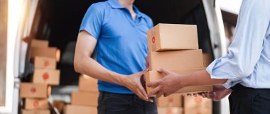 Ev teslimatı ve çalışan servis zihni. Müşteri eli teslimat servisi kuryesinden karton bir paket alıyor. dağıtım lojistik kavramı.