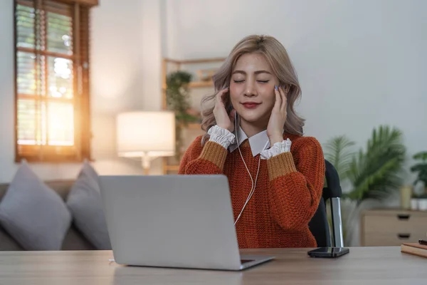 Entspannte Frau Hört Musik Mit Kopfhörern Und Reicht Laptop Hause — Stockfoto