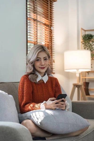 Glückliche Junge Asiatische Frau Auf Dem Handy Während Sie Eine — Stockfoto