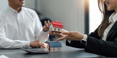 Emlakçı ev satın alma anlaşması, ev satışları ve ev sigortası kavramından bahsetti..