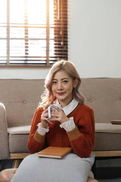 Fröhlich Schöne Hübsche Asiatische Frau Lächelnd Glücklich Entspannendes Trinken Von — Stockfoto