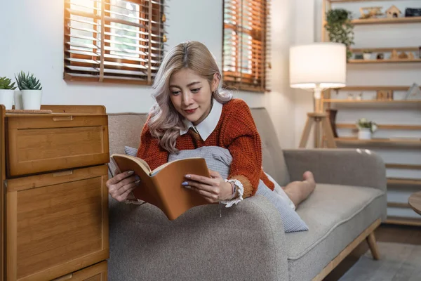 Junge Asiatische Frau Entspannen Auf Der Couch Hause Gemütlich Lesen — Stockfoto