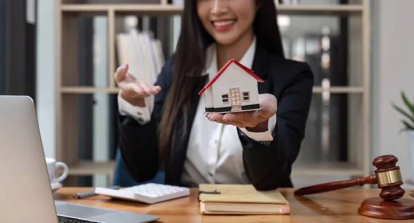 Piękna Azjatka Bizneswoman Prawnik Siedzi Biurze Trzymając Próbki Domu Przy — Zdjęcie stockowe