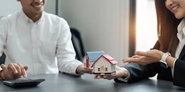 Agente Imobiliário Falou Sobre Termos Contrato Compra Casa Vendas Casa — Fotografia de Stock