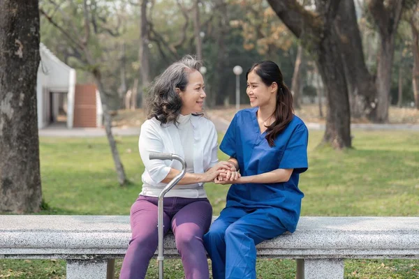 Азіатська Медсестра Догляд Старшою Бабусею Дає Підтримку Емпатії Літнім Леді — стокове фото