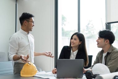 Modellerin inşaatı ve inşaatı ve inşaatı ve çalışma alanındaki proje ortakları ve araçları ile birlikte çalışmak üzere mühendis veya mimar toplantısının yapısı.
