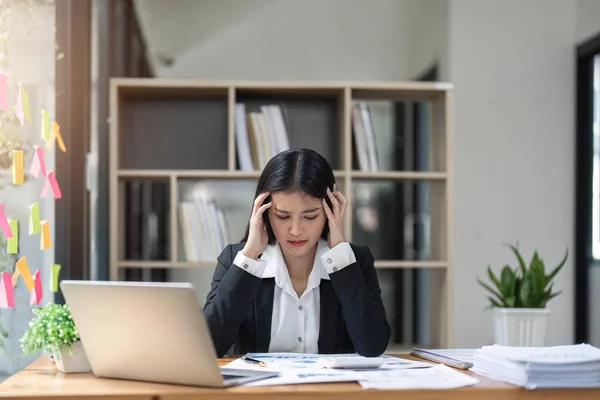 Geschäftsfrau Ist Gestresst Und Müde Von Der Arbeit Sitzt Schreibtisch — Stockfoto