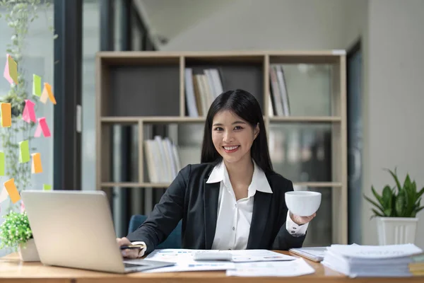 Genç Mutlu Asyalı Kız Kahve Dizüstü Bilgisayarla Bir Ofiste Çalışıyor — Stok fotoğraf