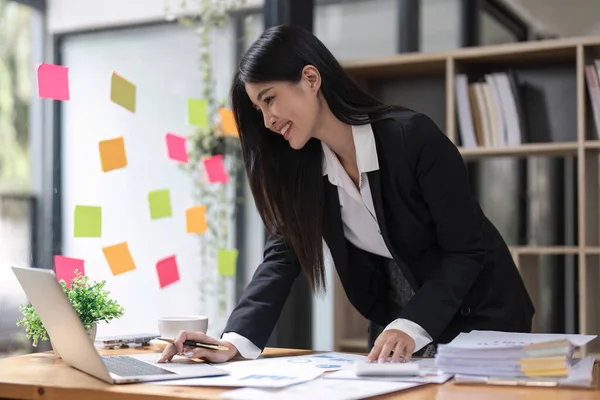 사무직 여성은 사무실 성과금을 계산하기 압축기를 — 스톡 사진