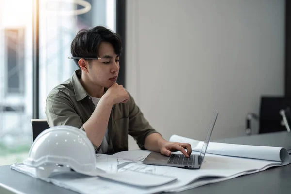 Ingegnere Uomo Che Lavora Con Laptop Cianografie Ingegnere Ispezione Sul — Foto Stock