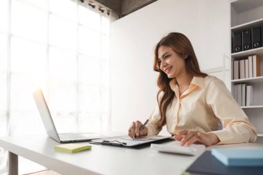 İş muhasebe kavramı, hesap makinesi ve bilgisayar bilgisayarı kullanan kadın, bütçe ve kredi kağıtları ofisteki masada..