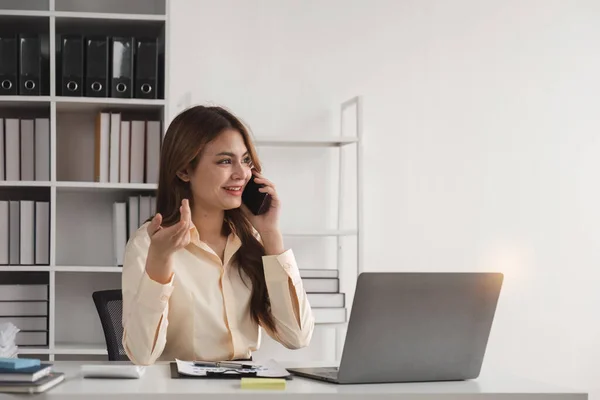 Επιχειρηματίας Μιλάει Ένα Τηλεφώνημα Στο Γραφείο Ευτυχισμένη Γυναίκα Επαγγελματίας Καλώντας — Φωτογραφία Αρχείου