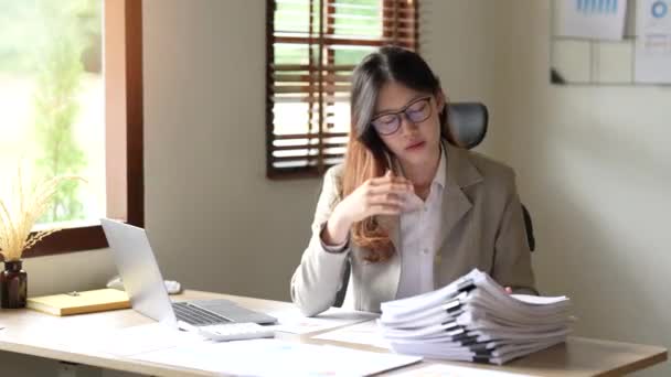 Femme Affaires Inquiète Face Recherche Ordinateur Portable Dans Bureau Gros — Video