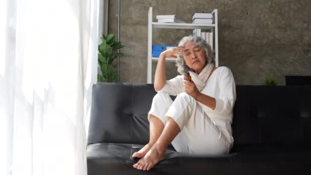 Stara Kobieta Siedzieć Depresja Włosy Zamyślone Spojrzenie Butelki Pigułki Pigułki — Wideo stockowe