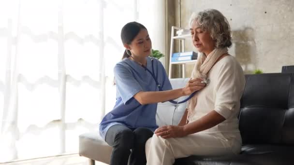 Koncepcja Opieki Zdrowotnej Kobieta Lekarz Pomocą Stetoskopu Pacjencie Celu Sprawdzenia — Wideo stockowe