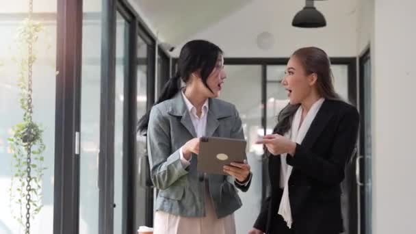 Portret Van Een Gelukkig Business Team Geniet Van Succes Tablet — Stockvideo