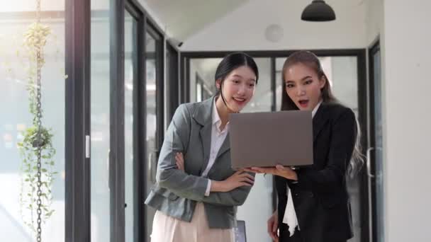 Retrato Equipe Negócios Feliz Desfrutar Sucesso Laptop Escritório — Vídeo de Stock