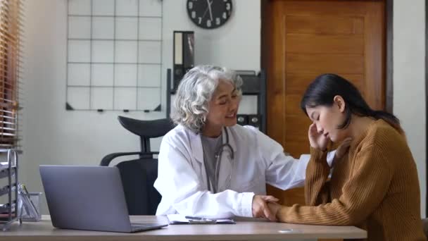 Női Orvosok Kezet Ráznak Beteg Bátorítja Egymást Hogy Felajánlja Szeretet — Stock videók