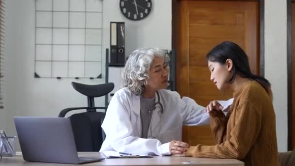 Hekim Ele Tutuşuyor Üzgün Hastayı Rahatlatıyor Hastalığı Var Güvenini Dile — Stok video