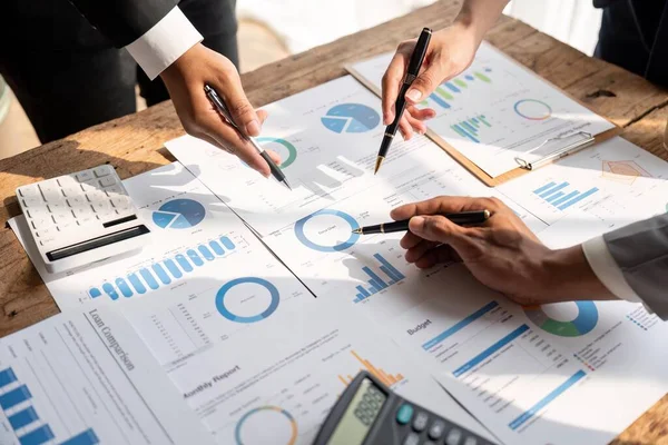 Geschäftsleute Analysieren Statistiken Finanzanalyse Datendiagramm Konzept — Stockfoto