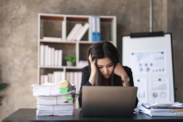 Asiatinnen Sind Gestresst Während Sie Laptop Arbeiten Müde Geschäftsfrau Mit — Stockfoto