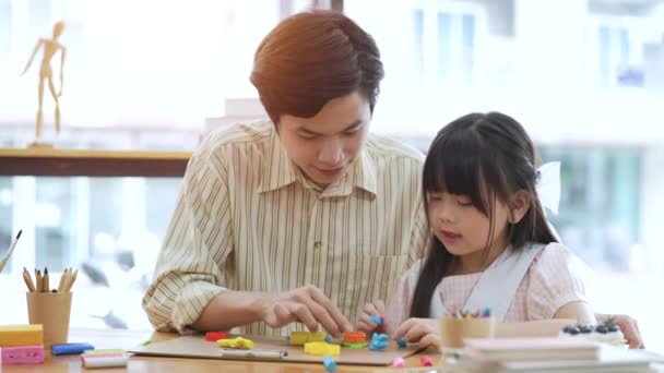 Pai Feliz Criança Juntos Brincando Com Mesa Casa Plasticina — Vídeo de Stock