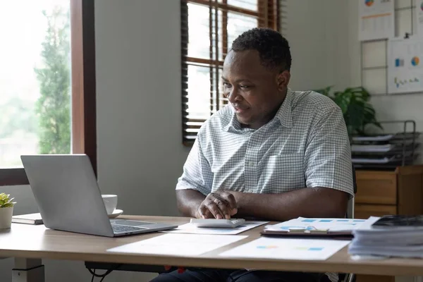 Afroamerikaner Der Mit Einer Maschine Rechnet Die Die Haushaltsfinanzen Hause — Stockfoto
