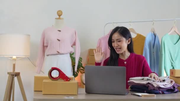 Красивая Азиатка Продает Одежду Онлайн Социальных Сетях Дома — стоковое видео