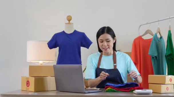 Asiatisk Vacker Kvinna Säljer Kläder Nätet Live Streaming Sociala Medier — Stockvideo