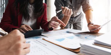 Toplantı odasındaki mali raporun incelenmesi ve tartışılması için iş adamları danışmanı toplantısı. Yatırım Danışmanı, Mali Danışman ve Muhasebe Konsepti.