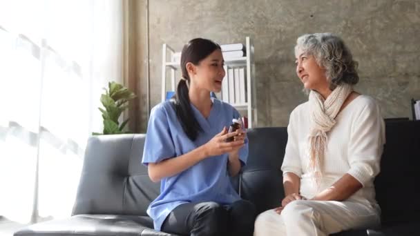 Врач Рекомендует Лекарства Пожилой Пациентке — стоковое видео