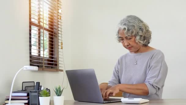 Пожилая Женщина Сидит Столом Работает Ноутбуке — стоковое видео