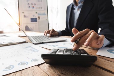 Muhasebeci ya da mali müfettişler rapor hazırlıyor, hesaplıyor. Konut finansmanı, vergi, yatırım, ekonomi, tasarruf parası veya sigorta kavramı.