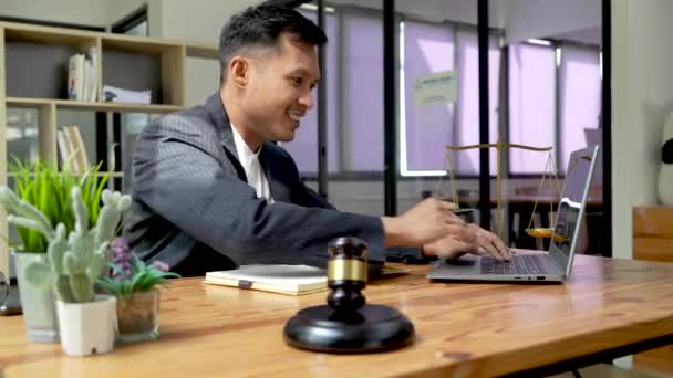 男性弁護士がオフィスでオンライン法務カウンセリングノートパソコンの概念を — ストック動画