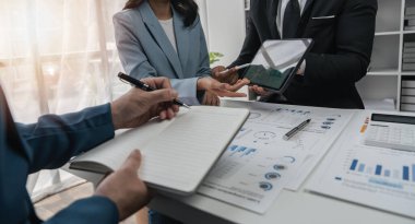 Ofis planlama, strateji ve finansal analizlerle dolu bir iş toplantısı, hedefler ya da masa başı görevi. Takım çalışması işbirliği.