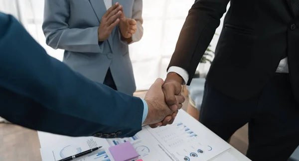 Podnikatelé Potřásají Rukama Dokončují Schůzi Nebo Vyjednávání Úřadu Obchodní Handshake — Stock fotografie