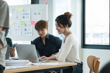 Çeşitli meslektaşlar proje üzerinde birlikte çalışıyorlar. Çeşitli Yaratıcı Profesyoneller Ekibi Konuşuyor, Beyin Fırtınaları.