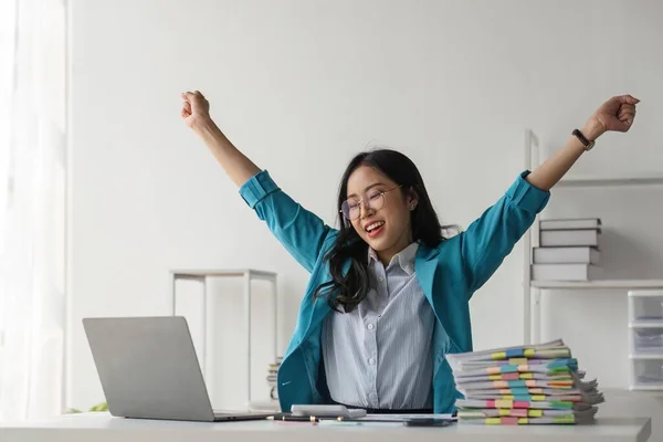 Junge Glückliche Unternehmerinnen Oder Aufgeregte Online Gewinner Die Laptop Ihre — Stockfoto