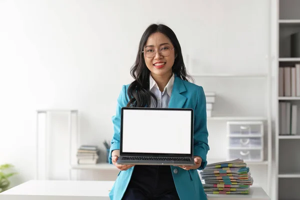 Schöne Asiatische Business Mädchen Bild Hält Einen Laptop Mit Leeren — Stockfoto