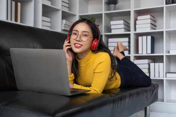 Asiatische Schöne Frau Lächelt Hause Mit Kopfhörern Musik Hören Einsatz — Stockfoto
