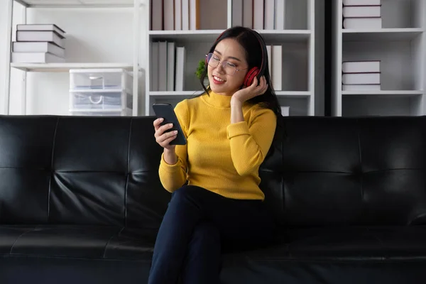 Aziatische Mooie Vrouw Glimlachen Thuis Hoofdtelefoon Luisteren Muziek Thuis Gebruik — Stockfoto